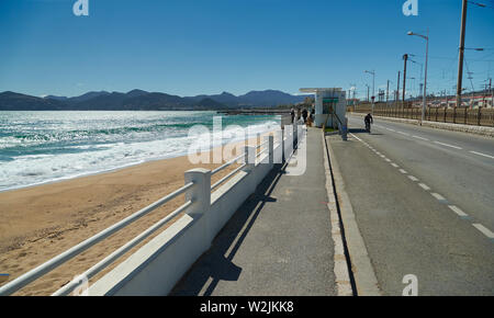 Cannes, Frankreich - 04 April, 2019: Meer, Sand Strand und Boulevard du Midi Louise Moreau auf der rechten Seite Stockfoto