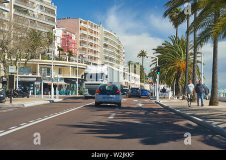 Cannes, Frankreich - 04 April, 2019: Schöne Häuser auf dem Boulevard du Midi Jean Hibert. Es gibt Meer auf der rechten Seite. Stockfoto