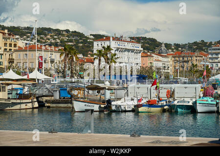 Cannes, Frankreich - 04 April, 2019: Blick auf die Boote im alten Hafen und Splendid Hotel Cannes. Stockfoto