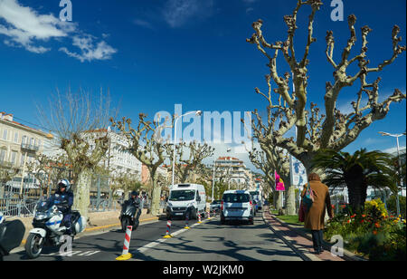 Cannes, Frankreich - 04 April, 2019: Das Fahren auf Prom.de la Pantiero. Es gibt Meer auf der rechten Seite. Stockfoto