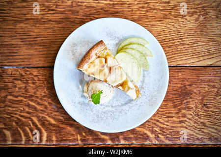 Apfelkuchen und Eis Stockfoto