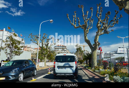 Cannes, Frankreich - 04 April, 2019: Schöne Häuser auf dem Boulevard du Midi Jean Hibert. Es gibt Meer auf der rechten Seite. Stockfoto