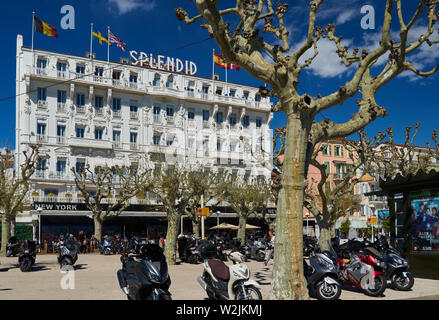 Cannes, Frankreich - 04 April, 2019: Schöne Splendid Hotel Cannes am Boulevard du Midi Jean Hibert. Es gibt immer viele Motorräder auf diesem Platz. Stockfoto