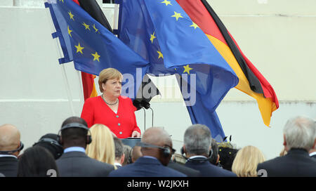 Meseberg, Deutschland. 09 Juli, 2019. Bundeskanzlerin Angela Merkel (CDU) begrüßt die diplomatischen Korps zu den jährlichen Empfang auf Schloss Meseberg in Brandenburg und gibt eine Rede im Garten. Quelle: Wolfgang Kumm/dpa/Alamy leben Nachrichten Stockfoto