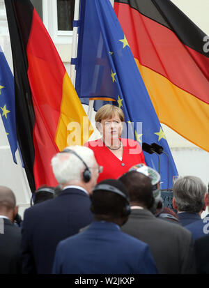 Meseberg, Deutschland. 09 Juli, 2019. Bundeskanzlerin Angela Merkel (CDU) begrüßt die diplomatischen Korps zu den jährlichen Empfang auf Schloss Meseberg in Brandenburg und gibt eine Rede im Garten. Quelle: Wolfgang Kumm/dpa/Alamy leben Nachrichten Stockfoto