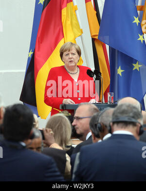 Meseberg, Deutschland. 09 Juli, 2019. Bundeskanzlerin Angela Merkel (CDU) begrüßt die diplomatischen Korps zu den jährlichen Empfang auf Schloss Meseberg in Brandenburg und gibt eine Rede im Garten. Quelle: Wolfgang Kumm/dpa/Alamy leben Nachrichten Stockfoto