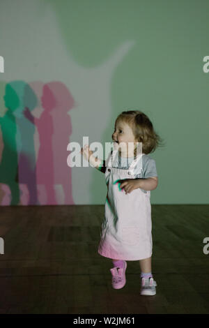 Olafur Eliasson "im wirklichen Leben" erscheint in der Tate Modern in London. Hier abgebildet, 19 Monat alten Leora genießt die verschiedenen farbigen Schatten durch "Ihren unsicheren Schatten (Farbe)" von 2010. Stockfoto