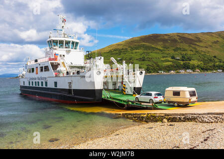 Auto und Caravan einschiffen auf dem Caledonian MacBrayne Autofähre Catriona an der helling an, lochranza Isle of Arran auf den Firth of Clyde Stockfoto