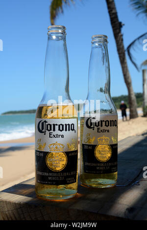 Zwei Flaschen Bier auf einen Tisch am Strand in Lobnya Stockfoto