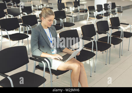 Geschäftsfrau, die Arbeiten am Laptop im Konferenzraum Stockfoto