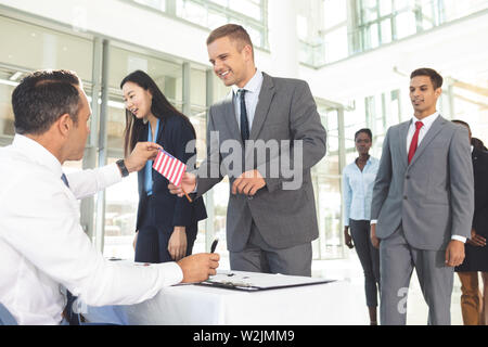 Gruppe von vielfältigen Geschäft Leute in der Schlange für die Registrierung Stockfoto