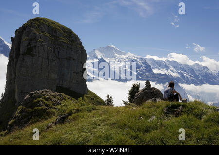 Wanderer ruhen auf dem Gipfel der Daube auf die Schynige Platte, Berner Oberland, Schweiz: Gumihorn im Vordergrund; Jungfrau jenseits: MODEL RELEASED Stockfoto