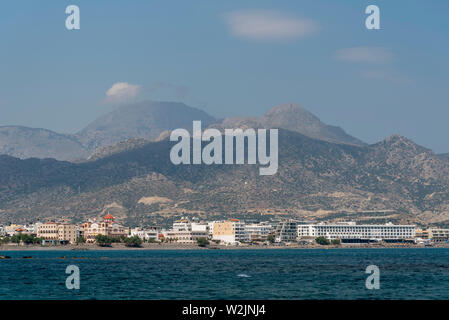 Kreta, Griechenland. Juni 2019. Im südlichen Kreta und die Stadt Ierapetra mit der Kirche von Agia Fotini und die Berge in der Nähe der Waterfront Stockfoto