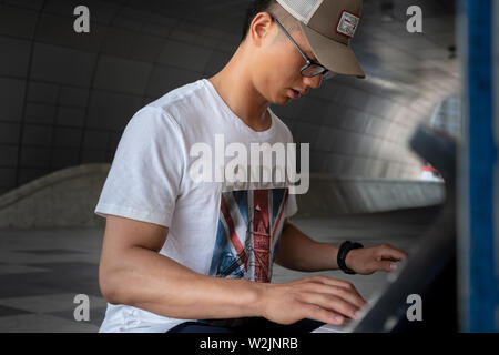 SEOUL, Südkorea - Juni 2, 2019: Junge asiatische Piano Player, an der Dongdaemun design Plaza Stockfoto