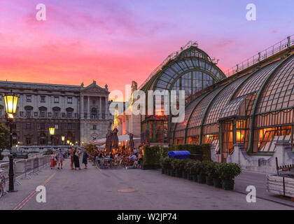 Die art nouveau Schmetterlinghaus und Palmenhaus in Wien, Österreich, in der Dämmerung mit einem schönen Himmel Stockfoto