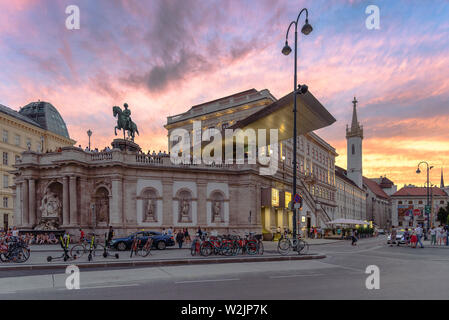 Die beleuchteten Albertina in Wien mit einer schönen Himmel bei Dämmerung Stockfoto