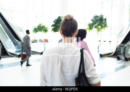 Kaukasische Geschäftsfrau wandern in modernen Büro Stockfoto