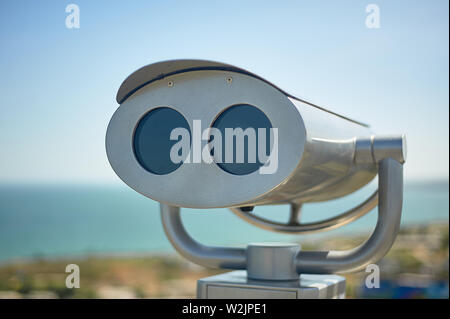 Fernglas auf der Aussichtsplattform mit Blick auf das Meer Stockfoto