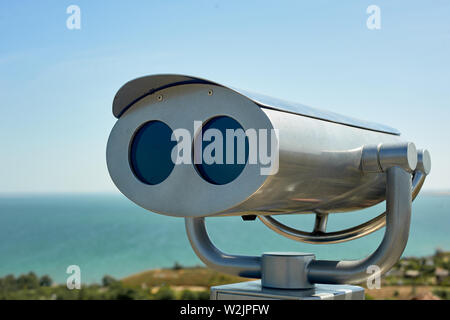 Fernglas auf der Aussichtsplattform mit Blick auf das Meer Stockfoto