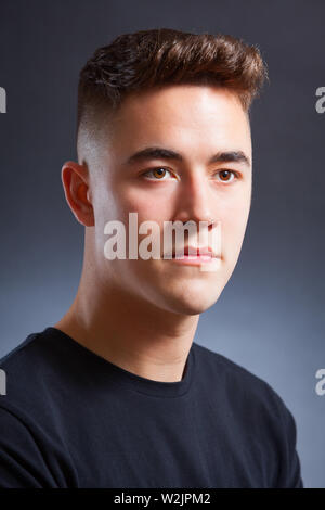 Kopf und Schultern Stil Porträt einer jungen weißen männlichen Modell Stockfoto