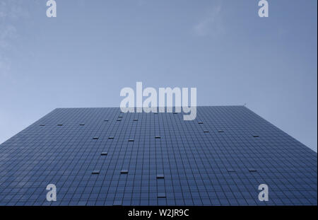 TOWER ONE: Ein einziges Luxus-Hochhaus steht hoch in den Himmel über Fort Lee, kurz vor der George Washington Bridge. Stockfoto