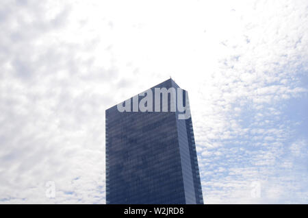 TOWER ONE: Ein einziges Luxus-Hochhaus steht hoch in den Himmel über Fort Lee, kurz vor der George Washington Bridge. Stockfoto