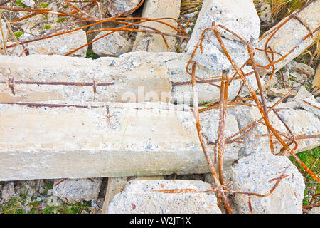 Zusammengebrochen Verstärkung konkrete Strukturen mit rostigen Stahl Bars in einer Baustelle - Konzept Bild Stockfoto