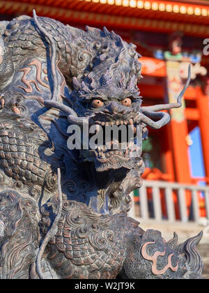 Furcht induzierende Drachen im Abendlicht am Kiyomizu-dera Tempel in Kyoto, Japan. Stockfoto