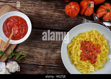 Hausgemachte Tagliatelle mit hausgemachter Sauce Ratatouille. Die Hälfte Pasta, frischen Tomaten, frische Eier, Knoblauch, Salz, Oregano, Pfeffer und Basilikum. Stockfoto