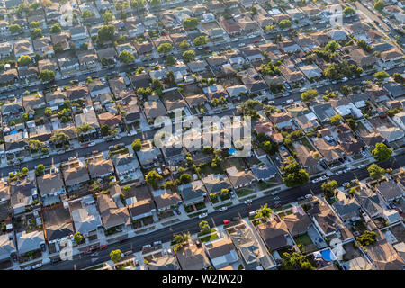 Nachmittag Luftaufnahme von Wohnhäusern und Straßen in der South Bay Los Angeles County, Kalifornien. Stockfoto