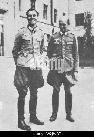 Claus von Stauffenberg und Albrecht Mertz von Quirnheim 1944, Claus Philipp Maria Schenk Graf von Stauffenberg (1907-1944), deutscher Offizier in der Armee. Stauffenberg war einer der führenden Mitglieder der Fehlgeschlagen 20. Juli Grundstück von 1944 Adolf Hitler zu ermorden, er wurde von erschießungskommando kurz nach dem gescheiterten Versuch, bekannt als Operation Walküre ausgeführt Stockfoto