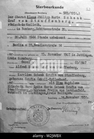 Claus von Stauffenberg Sterbeurkunde 1951 ausgestellt, Claus Philipp Maria Schenk Graf von Stauffenberg (1907-1944), deutscher Offizier in der Armee. Stauffenberg war einer der führenden Mitglieder der Fehlgeschlagen 20. Juli Grundstück von 1944 Adolf Hitler zu ermorden, er wurde von erschießungskommando kurz nach dem gescheiterten Versuch, bekannt als Operation Walküre ausgeführt. Stockfoto