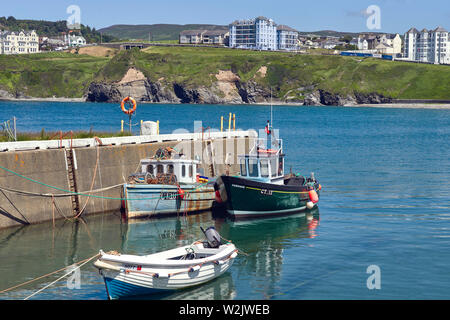 Kleine Fischerboote vertäut in Port Erin Hafen, Insel Man Stockfoto