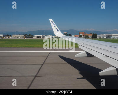 CASELLE, ITALIEN - ca. Juni 2019: Ryanair Flugzeug auf der Landebahn von Sandro Pertini Flughafen Turin Stockfoto