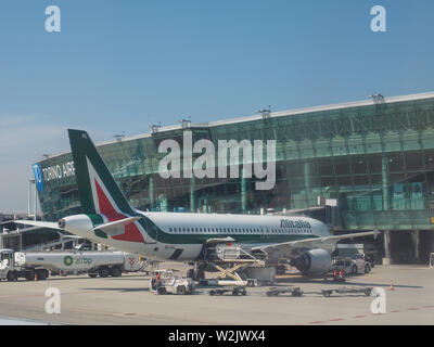 CASELLE, ITALIEN - ca. Juni 2019: Alitalia Airbus A320-200 Ebene an Sandro Pertini Flughafen Turin Stockfoto