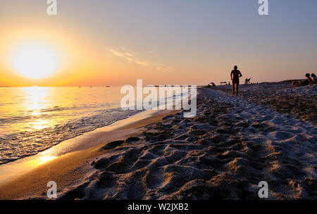 Letzten sardischen Sonnenuntergang auf Mari Ermi Meer, Cabras, Oristano, Sardinien Stockfoto