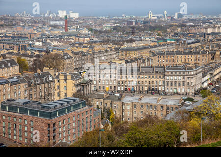 Ansicht von Edinburgh, Schottland, von Calton Hill über einen Teil von London Road in Richtung Norden der Stadt in Richtung der Firth-of-Forth suchen. Stockfoto