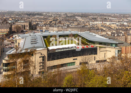 Erhöhten Blick auf die Dächer von Edinburgh, Schottland: der Dachgarten des Glasshouse Hotel, Omni Centre, St Mary's RC-Kathedrale und über der Nord Stockfoto