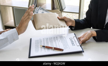 Geschäftsmann verweigern Bestechungsgelder erhalten die Form von dollarnoten von Frau beim Erfolg der Deal, Bestechung und Korruption anti-Konzept. Stockfoto