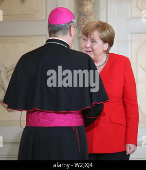 Meseberg, Deutschland. 09 Juli, 2019. Bundeskanzlerin Angela Merkel (CDU) begrüßt Nikola Eterović, der Apostolische Nuntius, während der jahresempfang des Diplomatischen Korps in Meseberg Schloss. Quelle: Wolfgang Kumm/dpa/Alamy leben Nachrichten Stockfoto