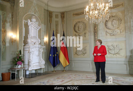 Meseberg, Deutschland. 09 Juli, 2019. Bundeskanzlerin Angela Merkel (CDU) wartet auf die Ankunft des Diplomatischen Korps, die Ihr zu den jährlichen Empfang auf Schloss Meseberg in Brandenburg eingeladen hat. Quelle: Wolfgang Kumm/dpa/Alamy leben Nachrichten Stockfoto