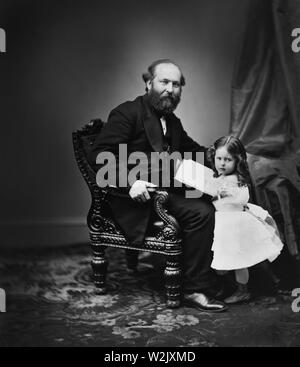 James A. Garfield mit Tochter, von Mathew B. Brady, Brady-Handy Sammlung, 1869 fotografiert. Stockfoto