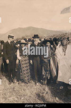 Staatssekretär des Innern, James Rudolph Garfield, seinen Sohn mit dem Chef Carlos und sein Sohn, Flathead Indian Reservation, Montana, USA, Foto: Edward H. Boos, 1907 Stockfoto