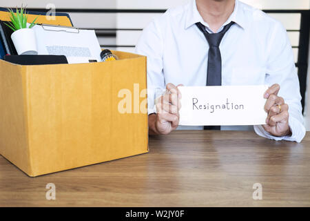 Betonte Geschäftsmann wird Resignation und packen Sachen unternehmen und Dateien in Braun Karton, Änderung und Rücktritt von der Arbeit anhand von quantitativen Simulatio Stockfoto