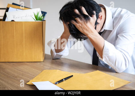 Betonte Geschäftsmann wird Resignation und packen Sachen unternehmen und Dateien in Braun Karton, Änderung und Rücktritt von der Arbeit anhand von quantitativen Simulatio Stockfoto