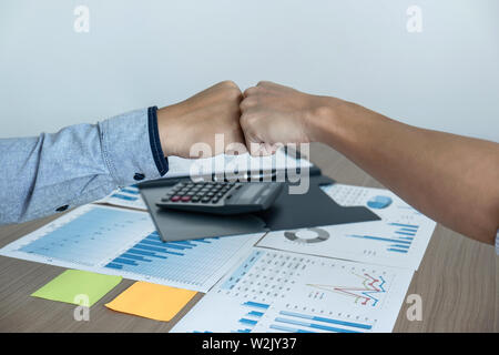Beenden einer Sitzung, die erste Beule in der Hand zwei glückliche Geschäftsleute nach dem Vertrag ein Partner zu werden, kooperativer Teamarbeit. Stockfoto