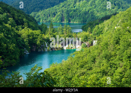 Rauschende Wasser von der Ziege See ergiesst sich die natürliche Hindernisse in der Mailand See im Nationalpark Plitvicer Seen in Kroatien Stockfoto