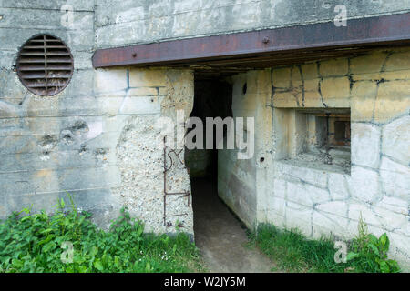 Auswirkungen der Kugeln auf beschädigte Kasematte/Artillerie Bunker des Zweiten Weltkriegs Batterie d'Azeville Batterie, Teil der Deutschen Atlantic Wall, Normandie, Frankreich Stockfoto