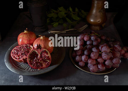 Bodegon der frischen Früchte. Granatäpfel, schwarzen Trauben, Aprikosen, Birnen und Äpfel. Stockfoto