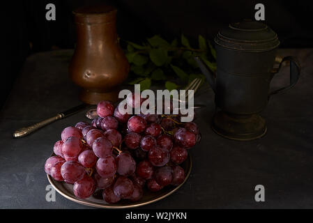 Bodegon der frischen Früchte. Granatäpfel, schwarzen Trauben, Aprikosen, Birnen und Äpfel. Stockfoto